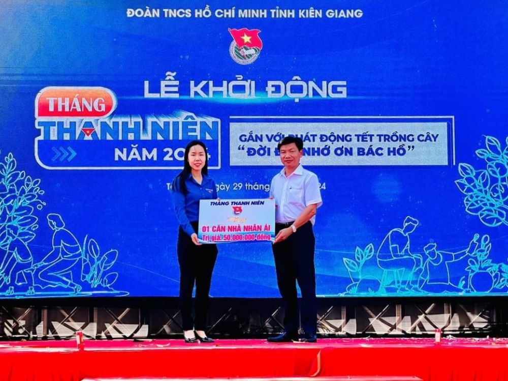 Hoạt động trao tặng các phần quà ý nghĩa