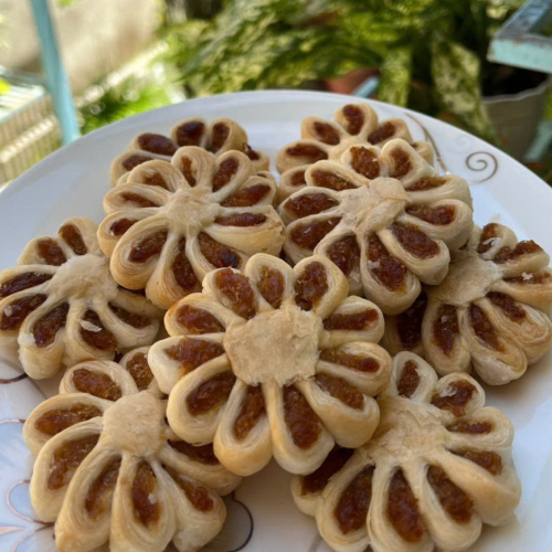 Bánh Khóm Hoa Mai Là Gì? Có Gì Đặc Biệt?