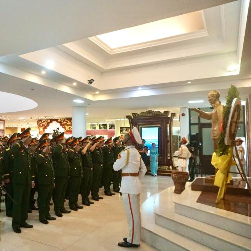 Đoàn Công Tác Bộ Quốc Phòng, Quân Khu 4 Và Đoàn Đại Biểu Dự Đại Hội Đảng Bộ Quân Sự TP Huế Lần Thứ XIII, Nhiệm Kỳ 2025–2030, Long Trọng Tổ Chức Lễ Dâng Hoa Và Báo Công Tại Bảo Tàng Hồ Chí Minh TP Huế