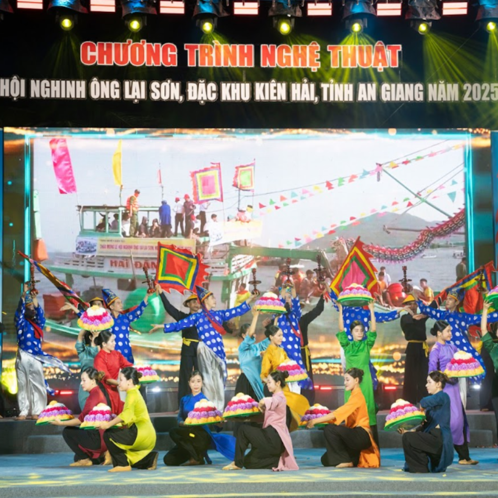 Đa Dạng Sắc Màu Tại Lễ Hội Nghinh Ông Lại Sơn: Khi Văn Hóa Biển Đảo Lên Ngôi