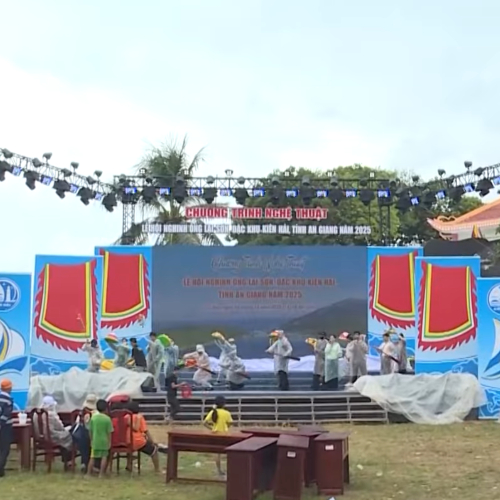 Đa Dạng Sắc Màu Tại Lễ Hội Nghinh Ông Lại Sơn: Khi Văn Hóa Biển Đảo Lên Ngôi