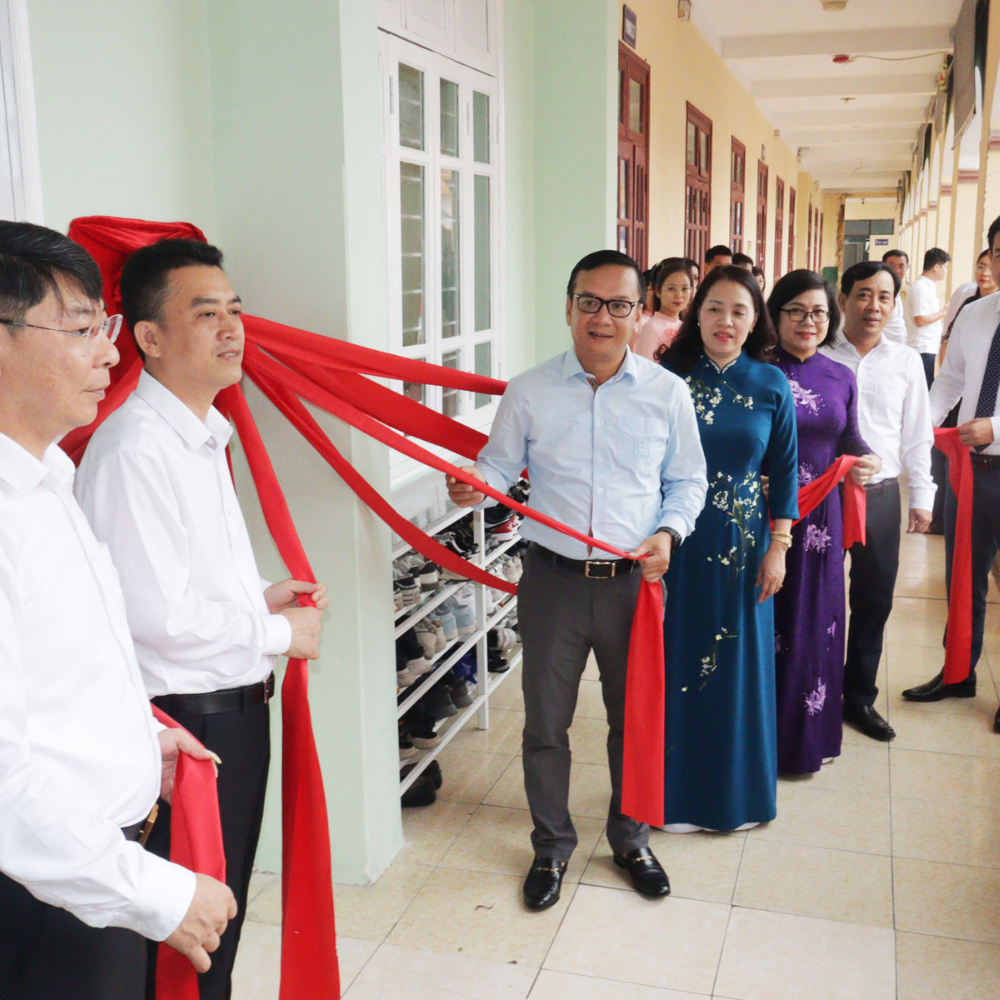 Trường THCS Chu Văn An (Phường Gia Viên) Gắn Biển Công Trình  Phòng Học Chuyển Đổi Số