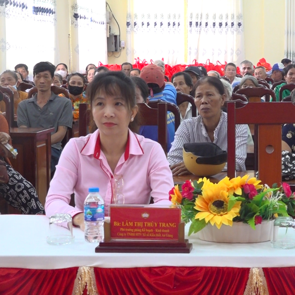 Thoại Sơn Trao 200 Phần Quà Cho Bà Con Bán Vé Số Dịp Tết Trung Thu 2025