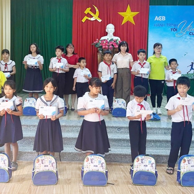 ACB Trao Quà Cho Học Sinh Vượt Khó