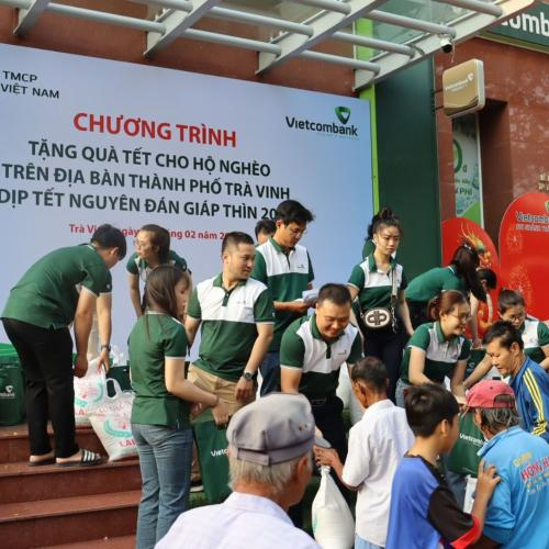 Vietcombank Chung Tay Mang Tết Ấm Đến Với Các Gia Đình Có Hoàn Cảnh Khó Khăn