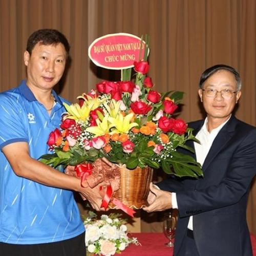 Đại Sứ Quán Việt Nam Tại Lào Thăm Và Động Viên Đội Tuyển Việt Nam