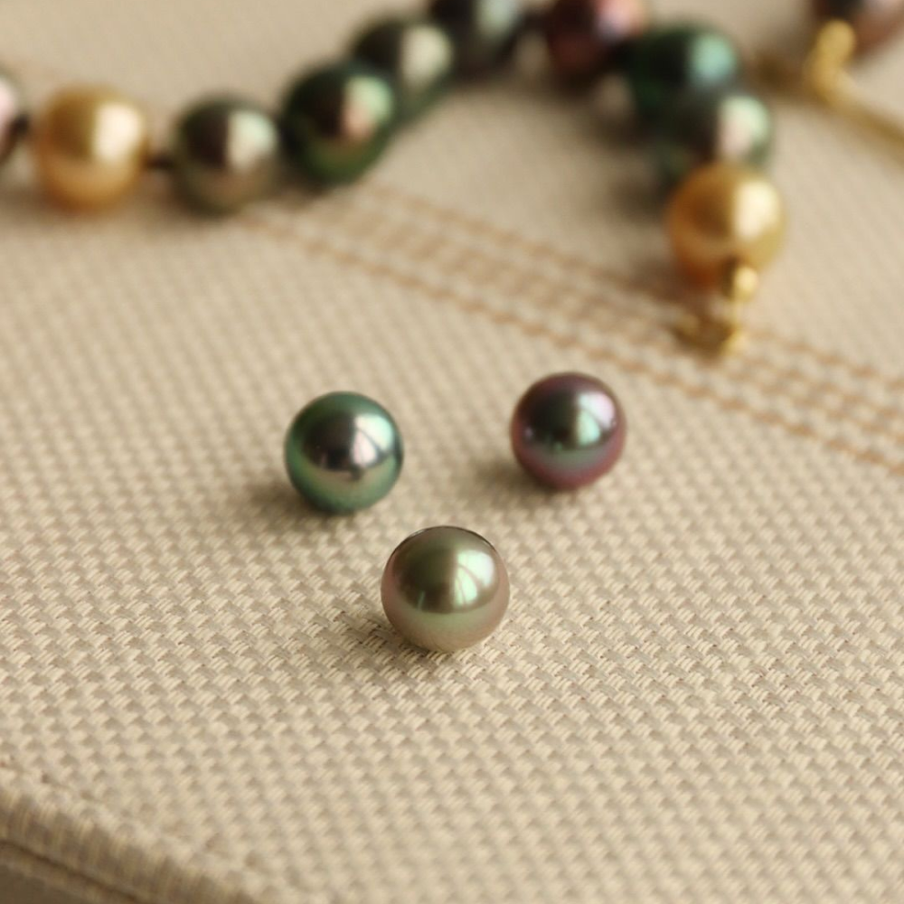 Vì Sao Ngọc Trai Thật Không Bao Giờ Sáng Chói Như Đá Quý?