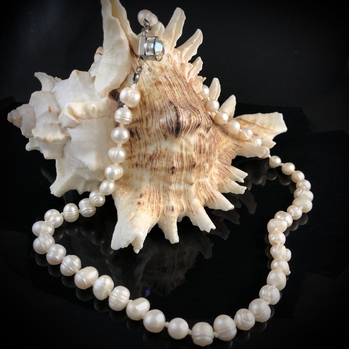 Đeo Ngọc Trai Ban Ngày Hay Ban Đêm Đẹp Hơn?