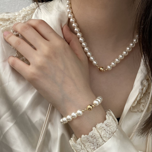 Đeo Ngọc Trai Có Bị Xỉn Màu Không? Sự Thật Nhiều Người Hiểu Sai