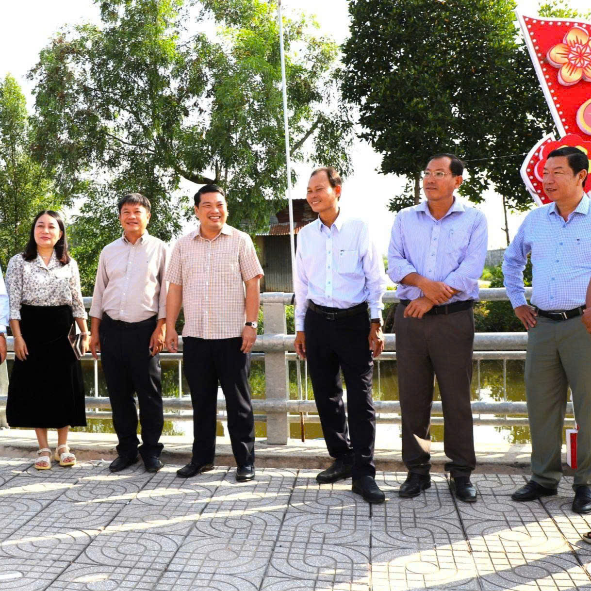 Phó Chủ tịch UBND tỉnh An Giang Lê Trung Hồ khảo sát thực địa tiến độ thực hiện các dự án trên địa bàn xã Vĩnh Phong