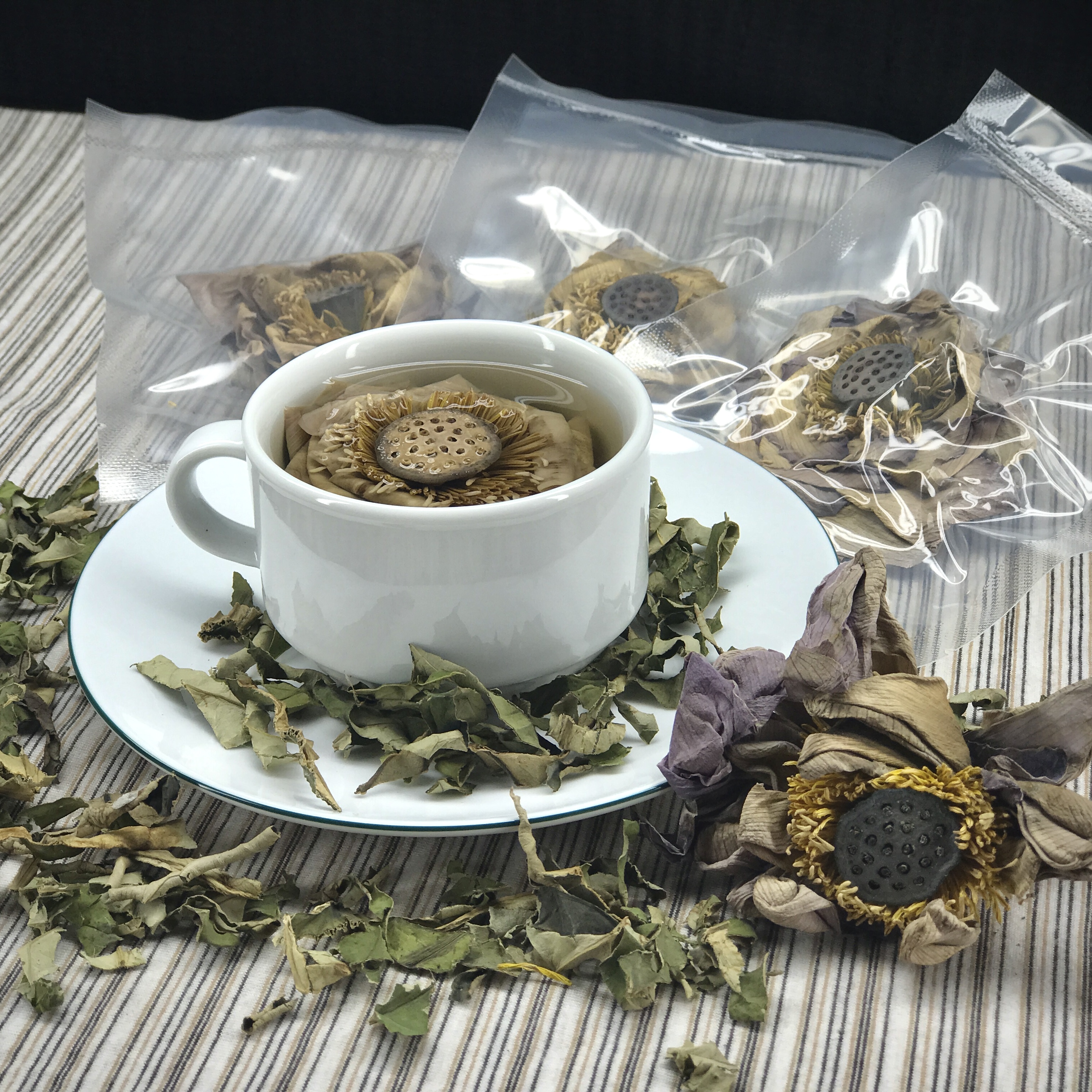 Quy Trình Ướp Trà Hoa Sen Truyền Thống Có Gì Đặc Biệt?