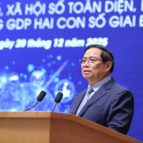 Đẩy mạnh chuyển đổi số toàn diện, lấy người dân và doanh nghiệp làm trung tâm