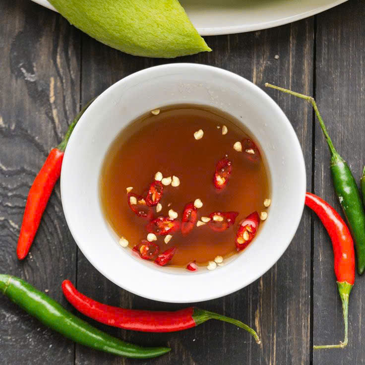 Nước mắm truyền thống và công nghiệp khác nhau như thế nào?