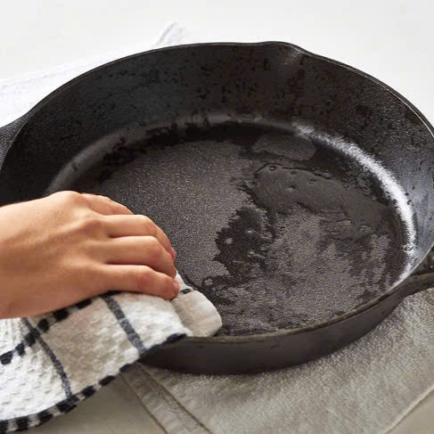 Mẹo Làm Sạch Chảo Gang