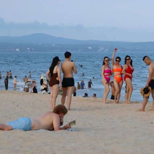 Du lịch hè ngốn thêm tiền vì giá vé máy bay tăng cao