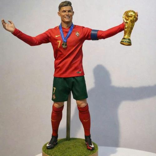 Mô Hình Cristiano Ronaldo Cầm World Cup – Giấc Mơ Của Goat