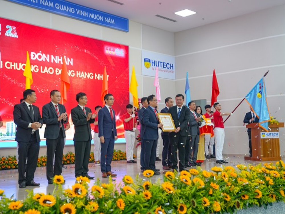 Huân chương, cờ thi đua và bằng khen