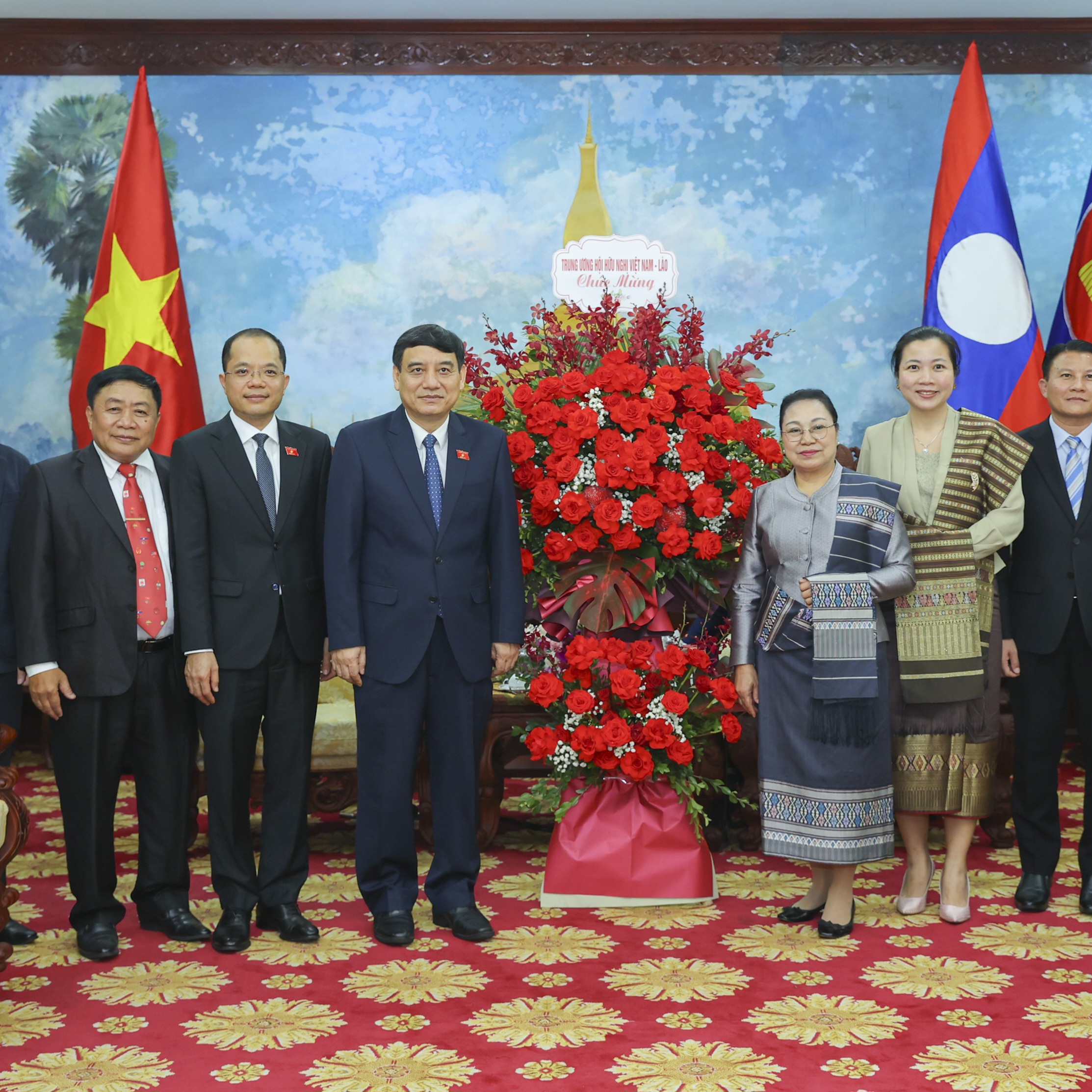 Hội Hữu Nghị Việt Nam - Lào Chúc Mừng Đại Sứ Quán Lào Nhân Dịp Tết Cổ Truyền