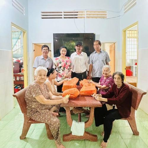 Hội Hữu Nghị Việt Nam – Trung Quốc Tặng Quà Cho Nhà Dưỡng Lão