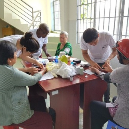 Hội Hữu Nghị Việt – Pháp Khám Bệnh, Cấp Phát Thuốc Và Tặng Quà Cho Người Nghèo Tại 02 Xã Vĩnh Thắng, Vĩnh Tuy, Huyện Gò Quao