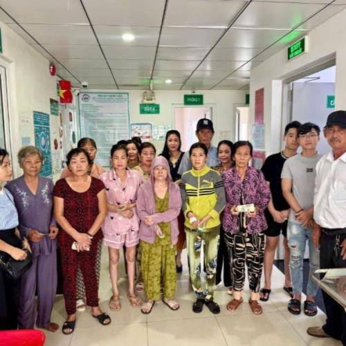 Trao Tặng 230 Suất Quà Cho Bệnh Nhân Có Hoàn Cảnh Khó Khăn Tại Bệnh Viện Đa Khoa Tỉnh