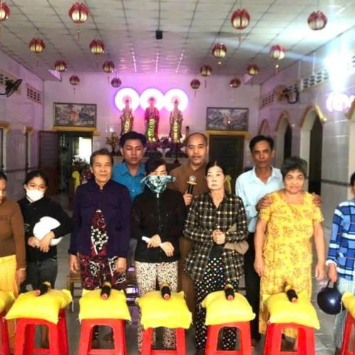 Chi Hội Chùa Phước Hưng Tặng 400 Phần Quà Cho Người Nghèo