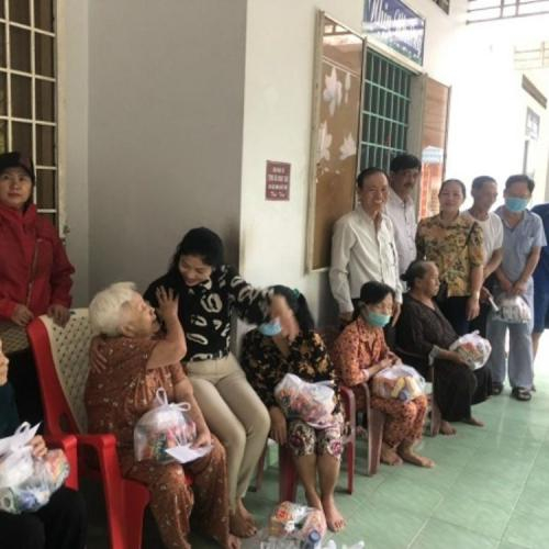 Hội Hữu Nghị Việt Nam – Trung Quốc Đi Thăm Và Tặng Quà Cho Người Cao Tuổi Tại Nhà Dưỡng Lão TP. Rạch Giá