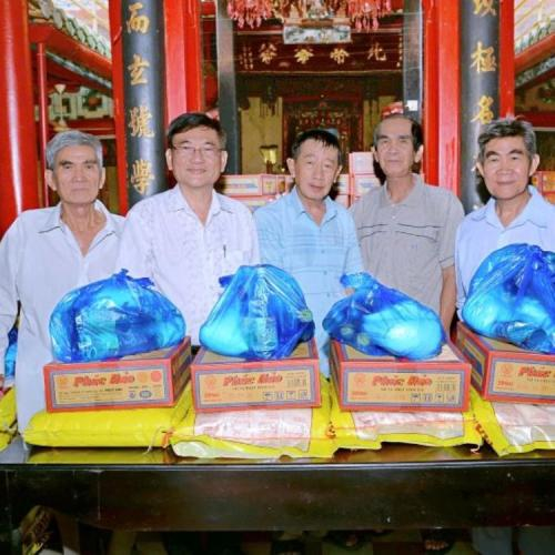 Trao Tặng 200 Phần Quà Cho Người Có Hoàn Cảnh Khó Khăn