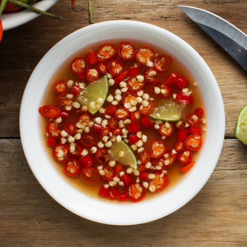 Vì Sao Đầu Bếp Chuyên Nghiệp Luôn Ưu Tiên Nước Mắm Truyền Thống?